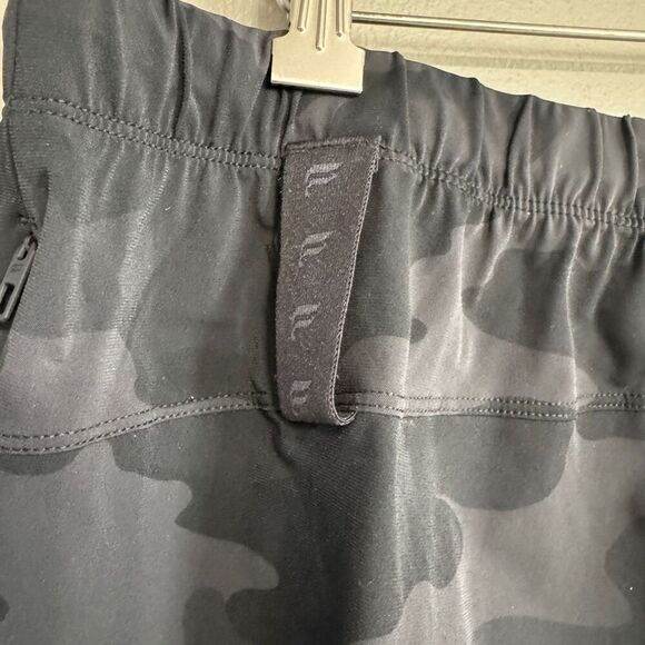 Fabletics NWT camo black The 7” One Short size XXL - Picture 6 of 8